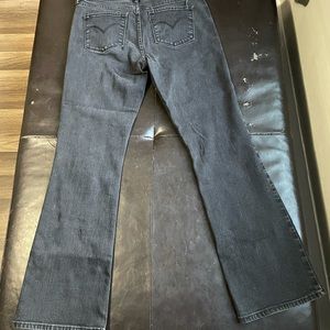 WOMEN’s BLACK BOOTCUT LEVI’S SIZE 12M